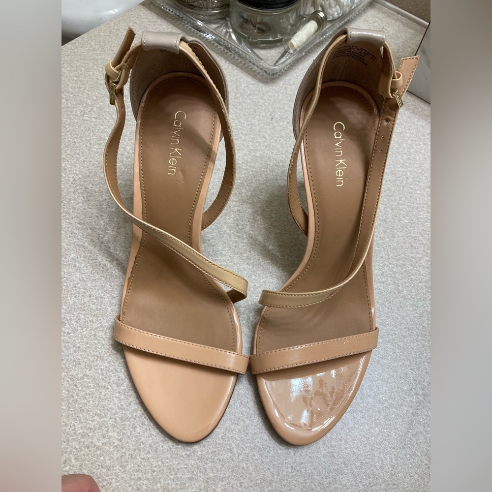 Calvin Klien “Style Narella “ pumps tan and gray size 7 brand new